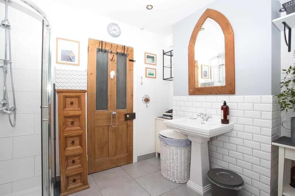 Restful And Cosy 4 Bed Home Minutes From The Beach Sandgate Exterior photo