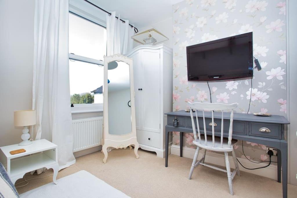 Restful And Cosy 4 Bed Home Minutes From The Beach Sandgate Exterior photo