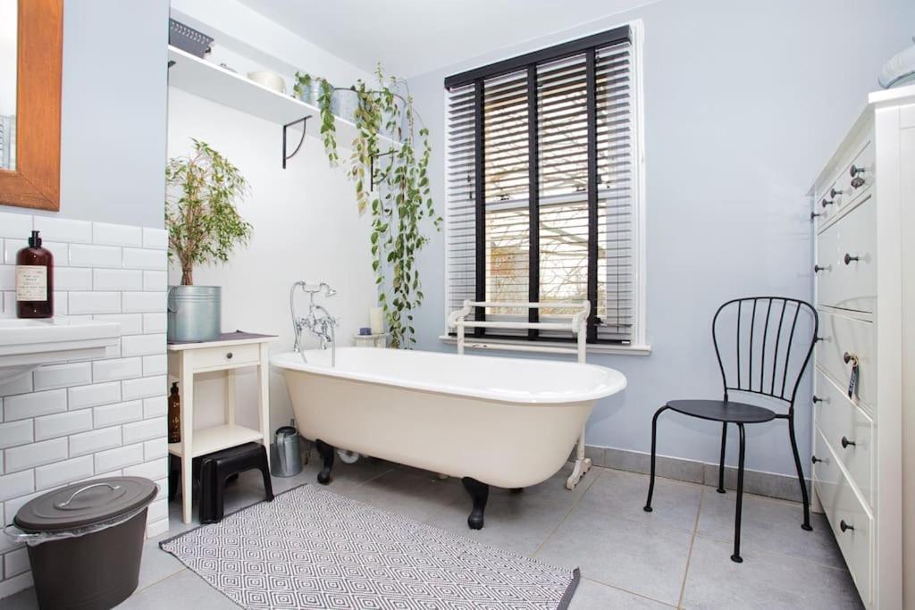 Restful And Cosy 4 Bed Home Minutes From The Beach Sandgate Exterior photo