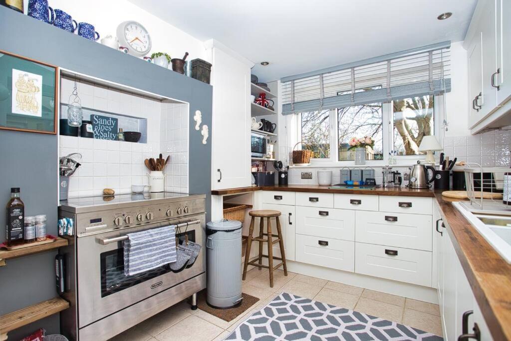 Restful And Cosy 4 Bed Home Minutes From The Beach Sandgate Exterior photo